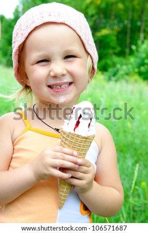 girl holding in their hands and eating ice cream, the girl loves to eat ice cream