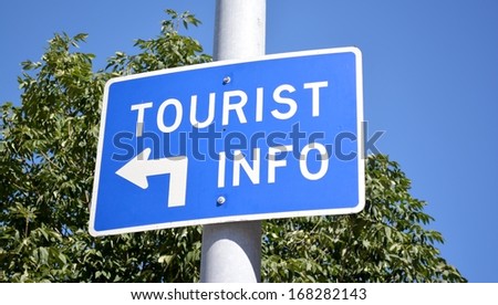 Tourist info sign directing visitors to a tourist information kiosk.
