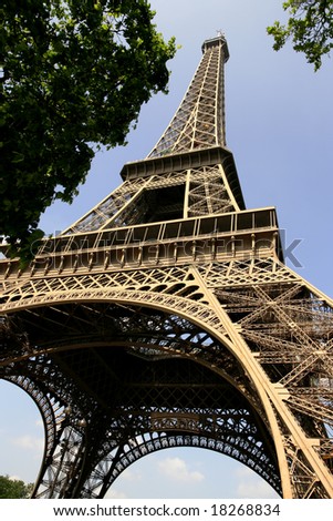 La Tour Eiffel (low angle)