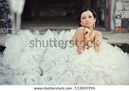 [Obrazek: stock-photo-happy-in-love-beautiful-bride-133043996.jpg]