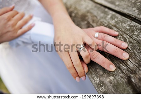 [Obrazek: stock-photo-wreathed-hands-of-lovers-han...897398.jpg]