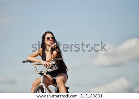 [Obrazek: stock-photo-beautiful-girl-with-a-bicycle-315160631.jpg]