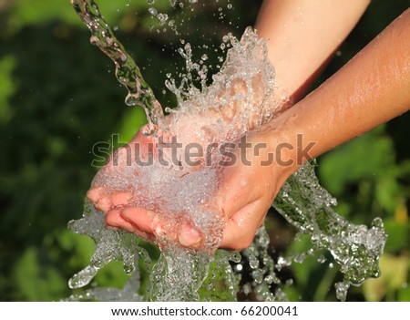 Lifestyle - Pagina 6 Stock-photo-woman-s-hands-with-water-splash-66200041