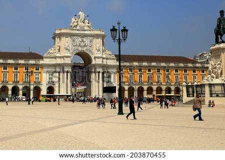 LISBON,PORTUGAL-APRIL 12, 2014: People walks quickly around the center of Lisbon on April 12, 2014 in Portugal.