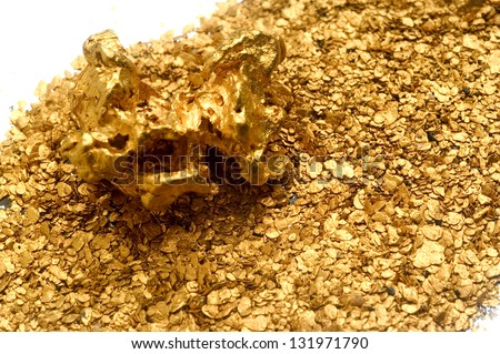 Gold jewels to illustrate the recovery of old jewels for the recycling of gold.