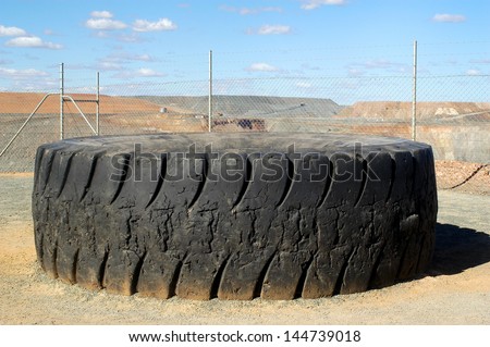 Tire of truck of mine to the goldmine of Kalgoorlie to show the big size with the tourists