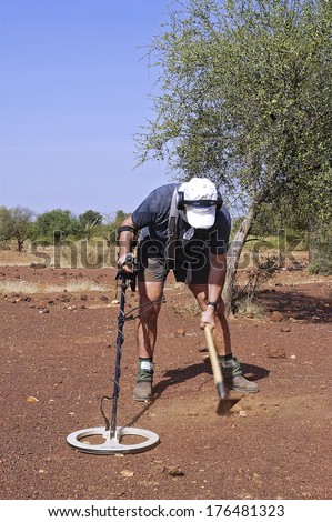 KOUPELA, BURKINA FASO - NOVEMBER 11 : a French gold prospector working in the African savannah in Burkina Faso, november 11, 2010