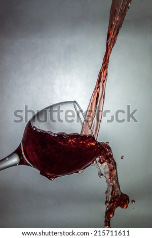 Interesting way for pouring and splashing wine in a glass