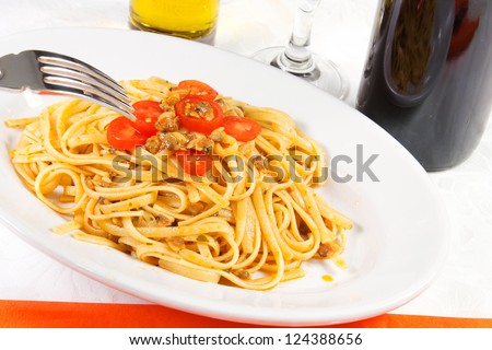 clams spaghetti on the table win oil and wine