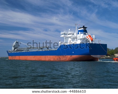 Huge bulk carrier heading for a new port of call