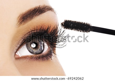 Lifestyle - Pagina 3 Stock-photo-woman-applying-mascara-on-her-long-eyelashes-69242062