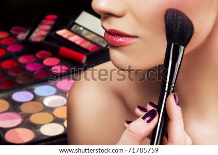 Lifestyle - Pagina 7 Stock-photo-makeup-artist-applying-blusher-71785759