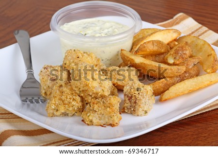 Breaded fish nuggets with potatoes and tartar sauce