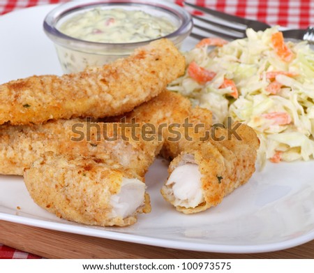 Breaded fish sticks with coleslaw and tartar sauce