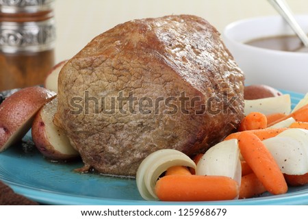 Round roast with carrots, onions and potatoes