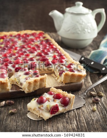 Cranberry and pistachio tart with white chocolate cream