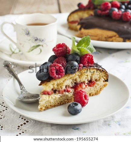 Cake with berries