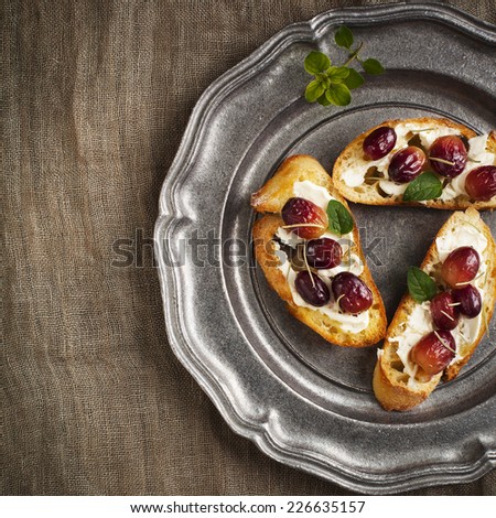 Crostini with goat cheese, grapes and rosemary.