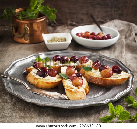 Crostini with goat cheese, grapes and rosemary.