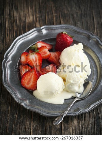 Vanilla Ice Cream with strawberry