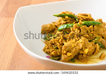 Kaur Gling Moo - Stir fried pork with hot yellow curry paste