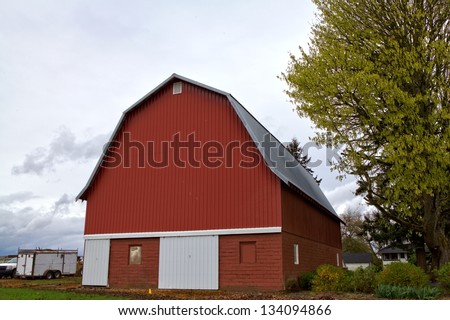 Barn in the Willamette Valley near Salem Oregon