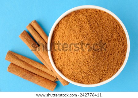 cinnamon sticks and cinnamon powder