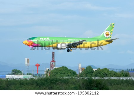 CHIANGMAI , THAILAND- JULY 31 2009: HS-TDE Boeing 737-400 of NokAir airline ( Low-cost Airline), Landing to Chiangmai airport from Bangkok Don Muang Airport, thailand.