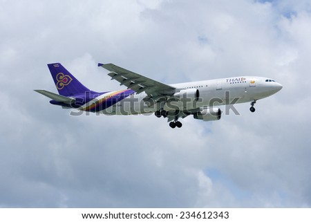 CHIANGMAI , THAILAND - AUGUST 6 2007: HS-TAN Airbus A300-600R of Thaiairway. Landing to Chiangmai airport from Bangkok Suvarnabhumi.