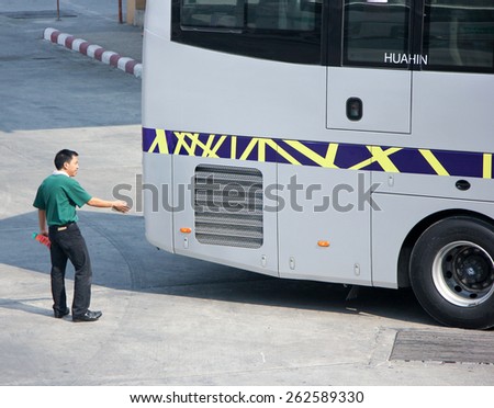 CHIANG MAI, THAILAND - FEBRUARY 28 2015: Man give signs for bus Reverse out of terminal. Bus of Greenbus Company. Photo at New Chiangmai bus station, thailand.