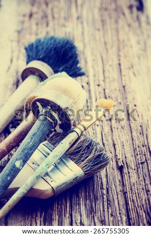 Set of old brush for coloring the walls/ Brush painting wooden furniture, close up/Paintbrush on wood background