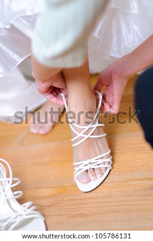 Groom, wore shoes.wedding,Bride is putting on her wedding shoes