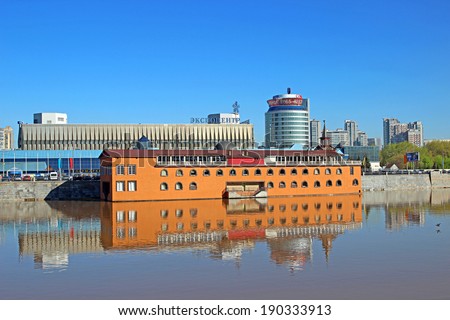 MOSCOW - MAY 07: Floating landing stage on the River Moscow on May 07, 2013 in Moscow