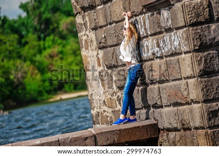 Woman in casual cloth at brick wall