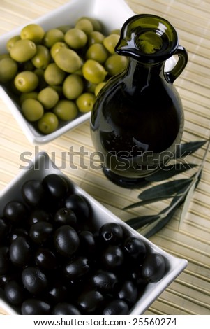 ))*(( صـوره مـنـي وصـوره مـنـك ))*(( - صفحة 12 Stock-photo-bottle-of-olive-oil-with-green-and-black-olives-25560274