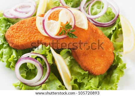 Breaded fish steaks with lettuce and lemon salad