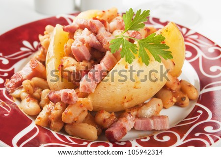 Jacket potato with white beans and smoked bacon