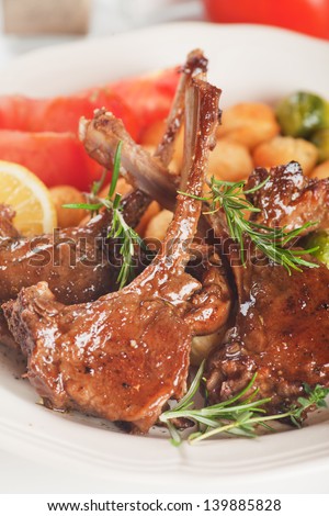 Roasted lamb chops with vegetables and rosemary