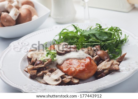 Grilled chicken breast with mushroom sauce and rocket salad