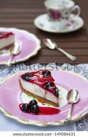 slice of cheesecake whit blackberries