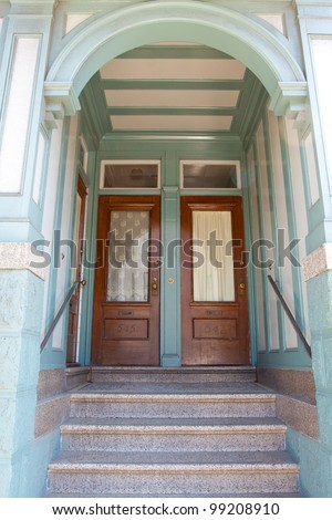 Gogeous old doors show the entrance to an historic home in San Francisco downtown.