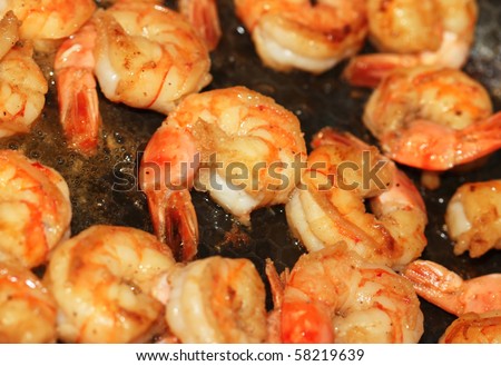 Frying pan with lots of shrimps scampi