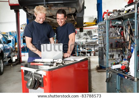 Laptop Repair Shops on Mechanics Working On Laptop In Auto Repair Shop Stock Photo 83788573