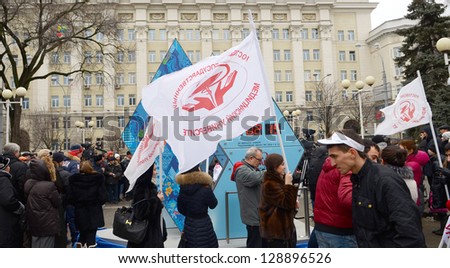 ROSTOV-ON-DON, RUSSIA - FEBRUARY 7: People walk with flags in their hands - start Olympic countdown clock time before the Olympic Winter Games 2014 in Sochi, February 7, 2013 in Rostov-on-Don, Russia