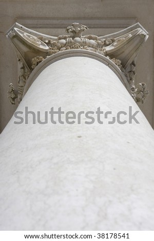 Down view of a column - Focus at the top of the column