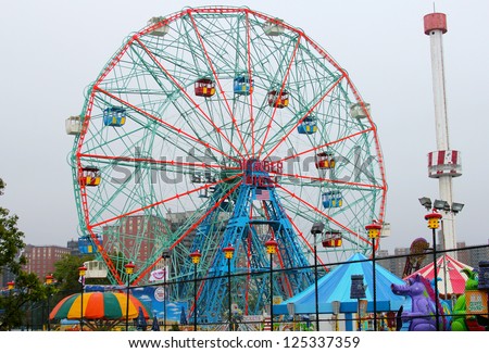 BROOKLYN, NEW YORK - MAY 24 :Wonder Wheel at the Coney Island amusement park on May 24, 2012. Deno\'s Wonder Wheel a hundred and fifty foot eccentric Ferris wheel. This wheel was built in 1920.