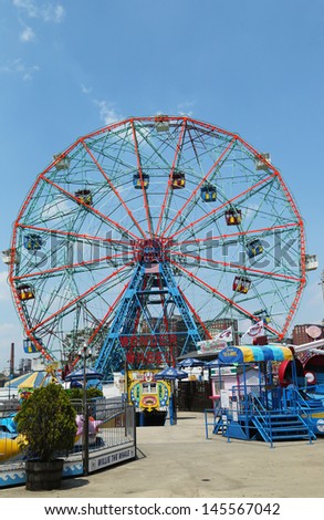 BROOKLYN, NEW YORK - MAY 30 :Wonder Wheel at the Coney Island amusement park on May 30, 2013. Deno\'s Wonder Wheel a hundred and fifty foot eccentric Ferris wheel. This wheel was built in 1920