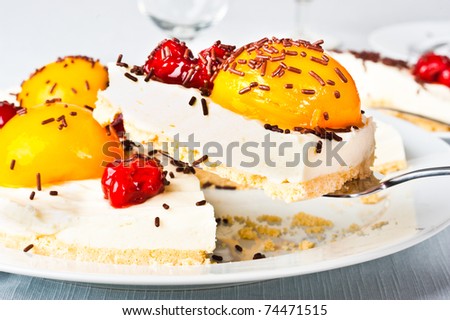 Cheese cake with fruits and chocolate flakes.