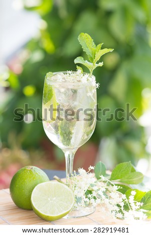 summer drink Hugo Champagne drink with elderflower syrup, mint and lime