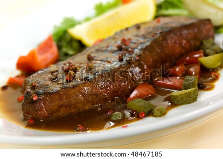 CON QUE FORISTA CENARÍAS CON VELAS Y QUE CENARÍAS? Stock-photo-new-york-steak-meat-on-green-salad-red-bell-pepper-and-capers-over-plate-on-sauce-48467185